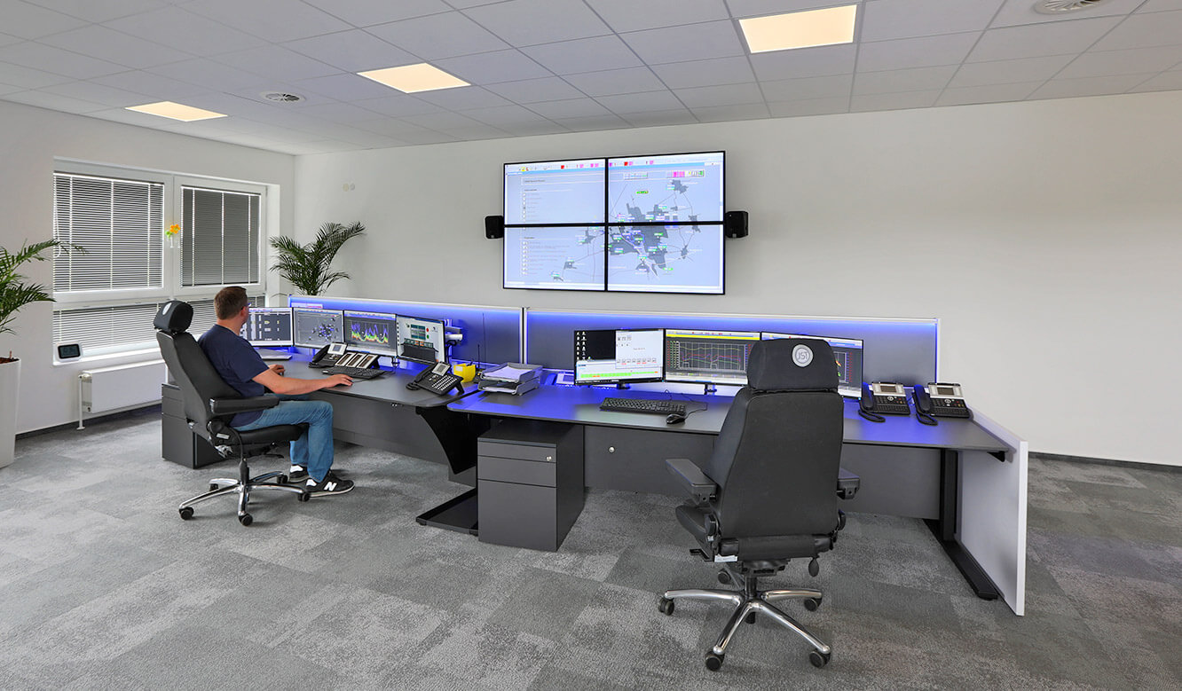 JST Stadtwerke Wolfenbüttel: ergonomically height-adjustable operator desk in the sitting position