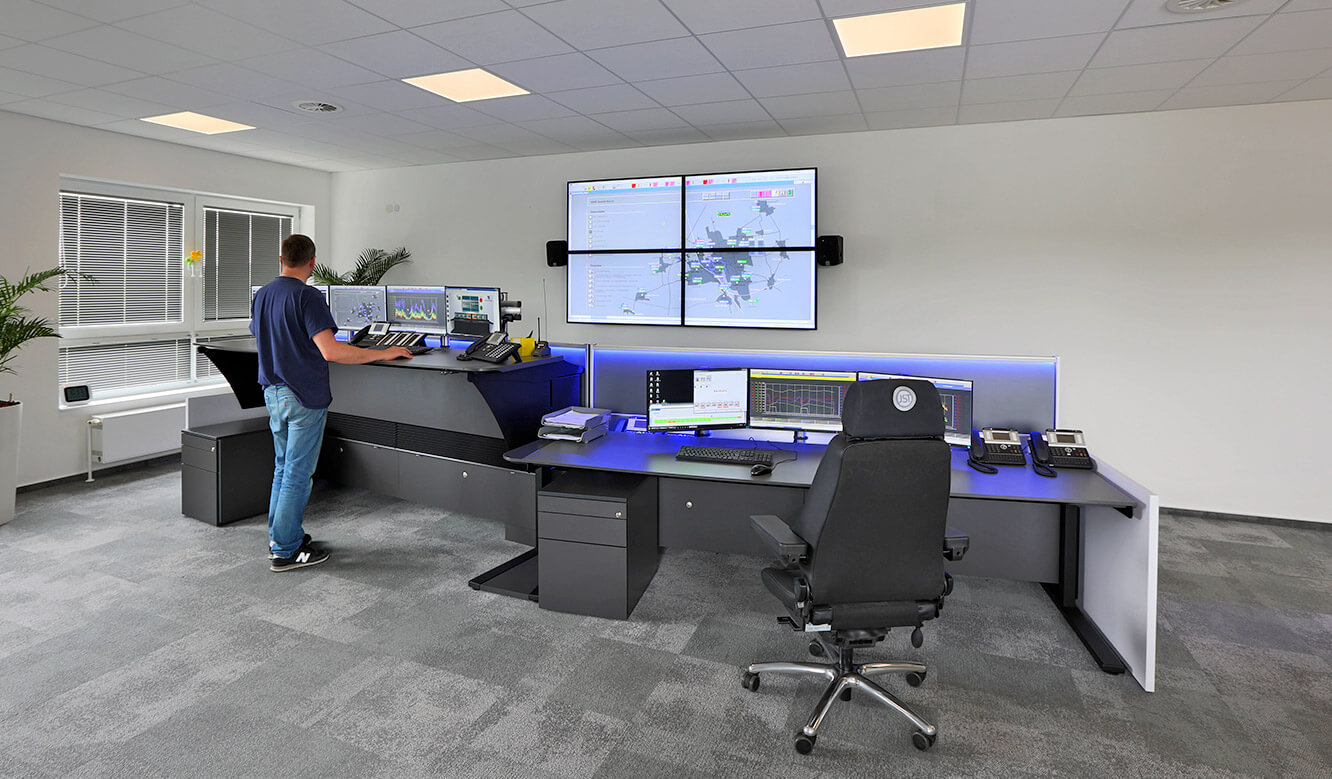 JST Stadtwerke Wolfenbüttel: ergonomically height-adjustable operator desk in the standing position