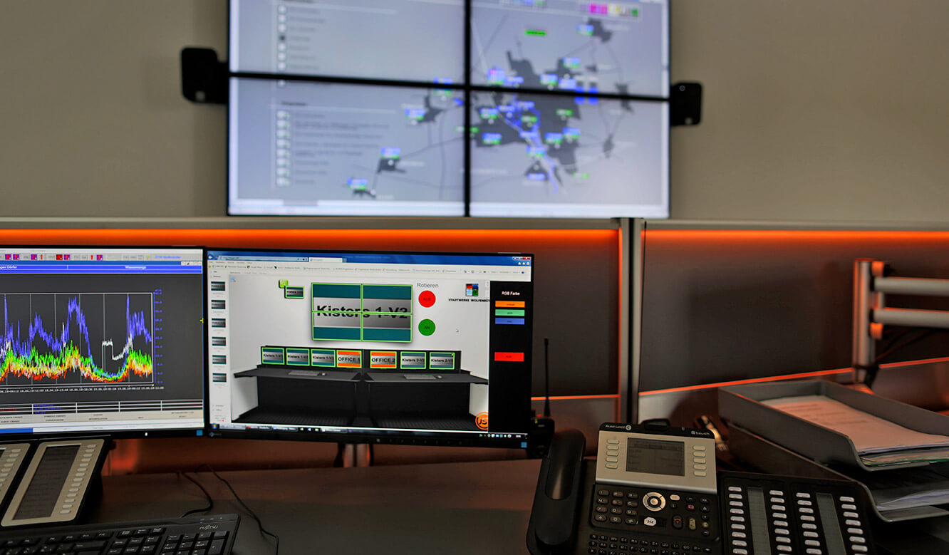 JST Stadtwerke Wolfenbüttel: MultiConsoling myGUI user interface and operator work desk with alarm light