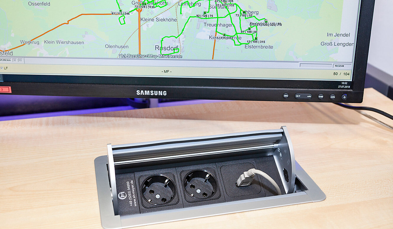 JST - Göttinger Verkehrsbetriebe: Power-Port-Data-Box mit Versorgungsanschlüssen im Leitstellentisch