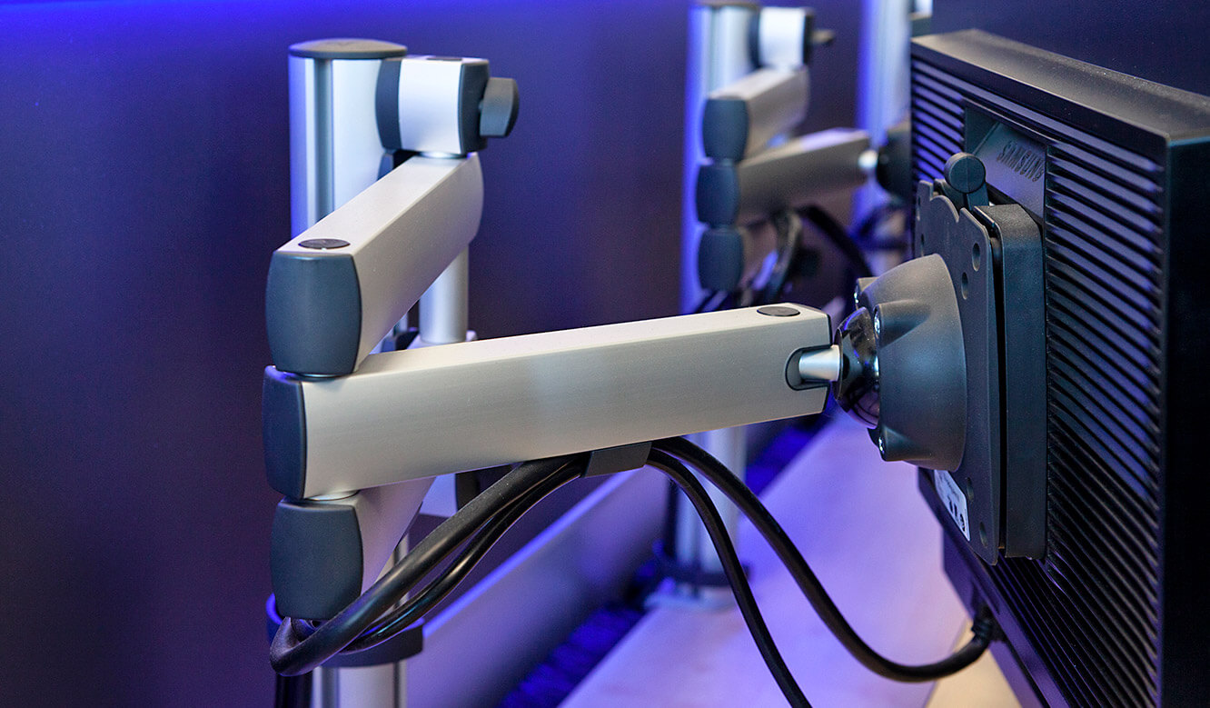 JST - Göttinger Verkehrsbetriebe: Individually adjustable articulated arms for monitors at the operator's workstation