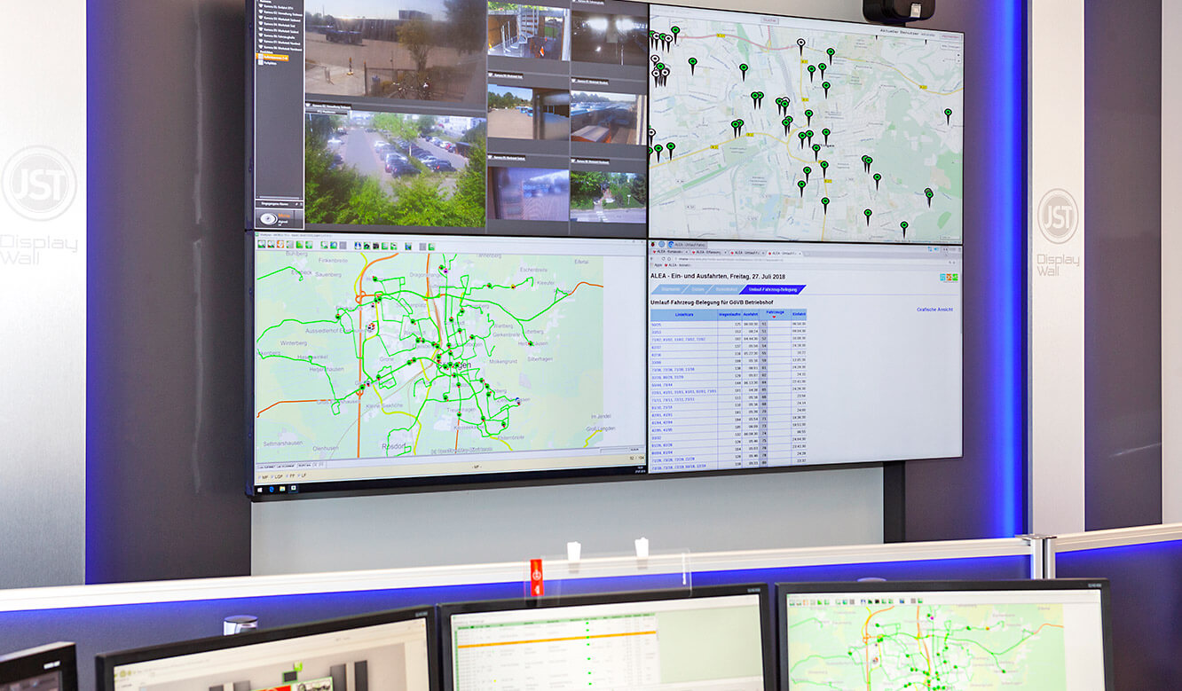 JST - Göttinger Verkehrsbetriebe: Monitor wall with four business displays