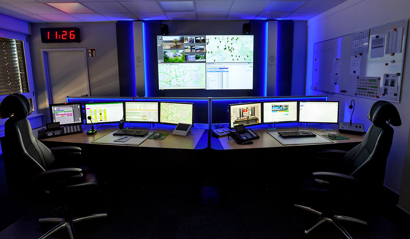 JST - Göttinger Verkehrsbetriebe: Control room workstations with AlarmLight