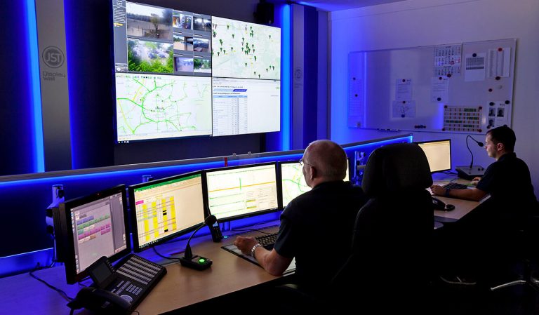 JST - Göttinger Verkehrsbetriebe: Operator workstations in front of the large display wall