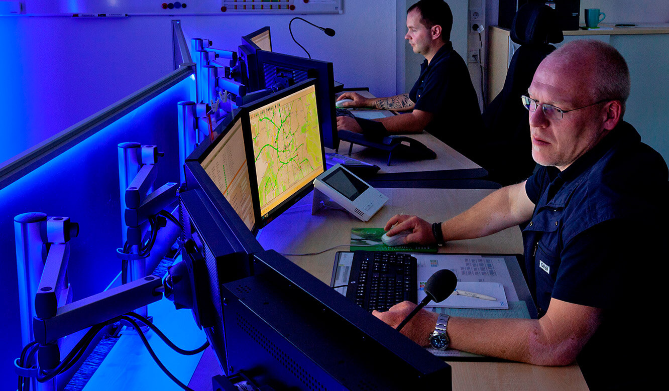 JST - Göttinger Verkehrsbetriebe: Parabolically arranged workstations for control centre staff