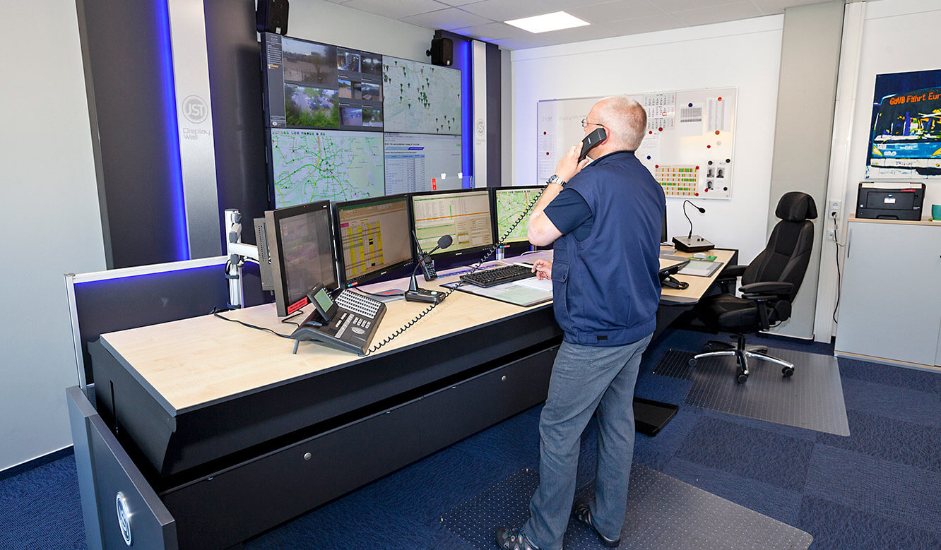 JST - Göttinger Verkehrsbetriebe: Height-adjustable work desks in the control room