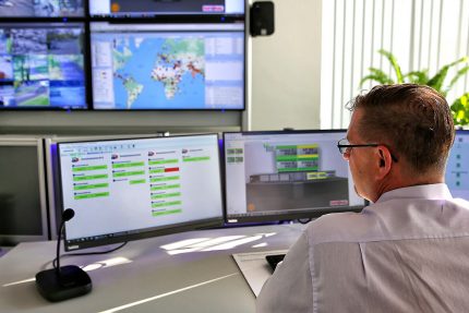 JST Rational Leitwarte: Arbeitsplatzmonitore und Monitorwand in der Sicherheitszentrale