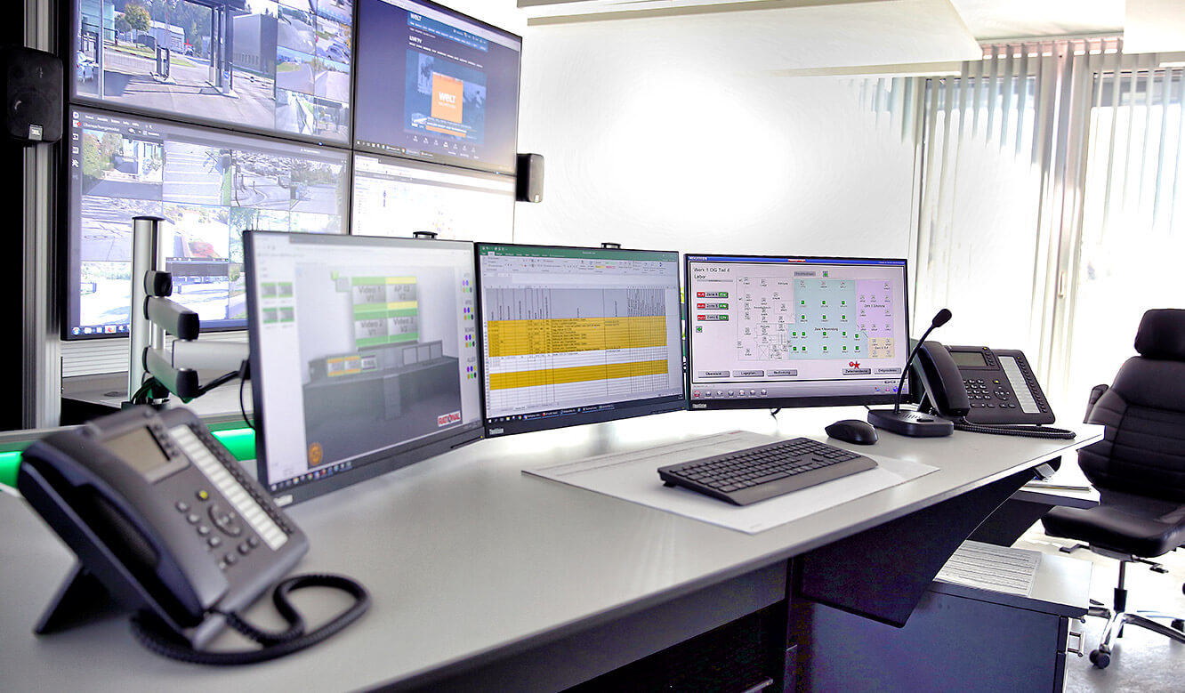 JST Rational control room: Monitor wall with four large-format displays to complement workplace displays