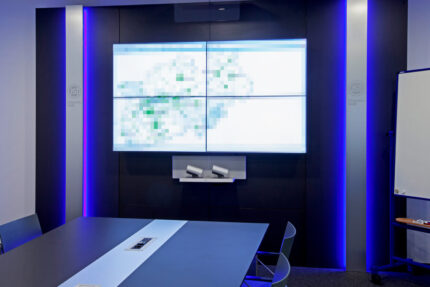 JST-IT.NRW: Video-Wall im Konferenzraum mit vier Großbild-Displays mit ultraschmalen Rahmen