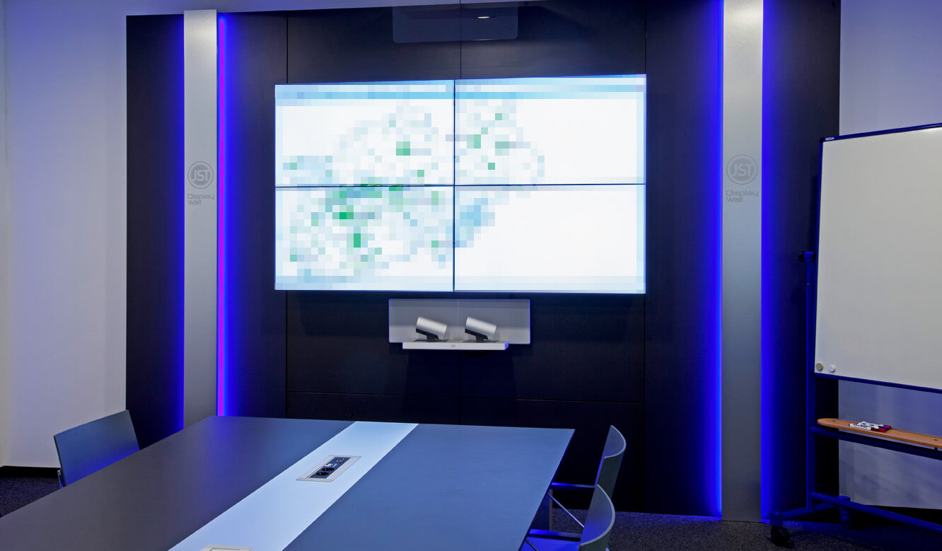 JST-IT.NRW: Video-Wall im Konferenzraum mit vier Großbild-Displays mit ultraschmalen Rahmen