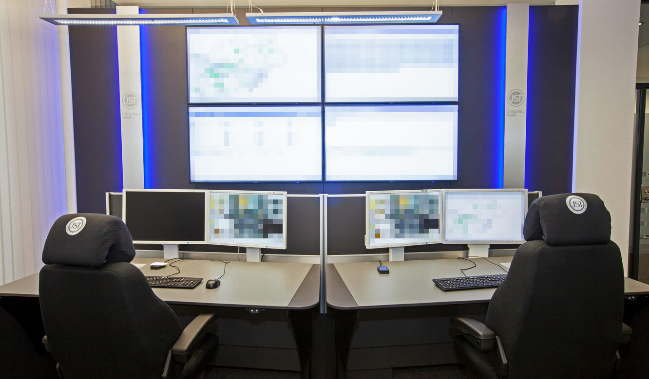 JST-IT.NRW: Arbeitsplätze vor der Video-Wall in Produktionsleitstand