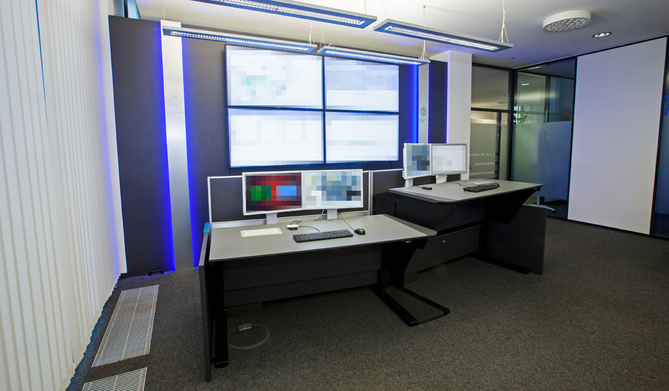 JST-IT.NRW: Höhenverstellbare Schreibtische im Leitstand