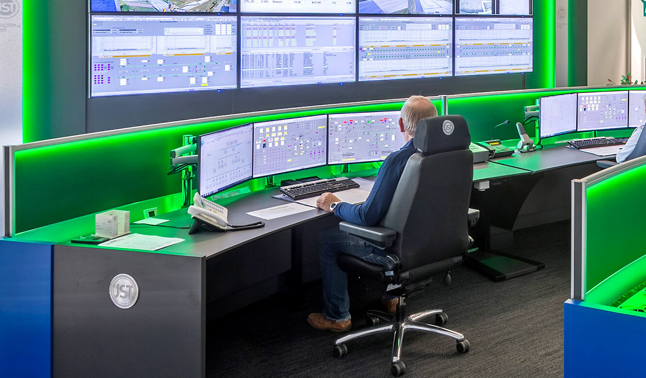JST MVL Schwedt: Ergonomic control centre desks, height adjustable
