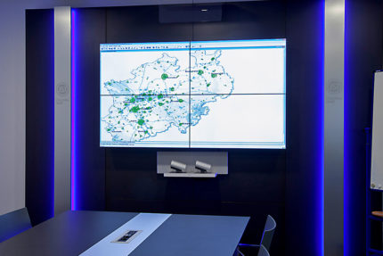 JST-IT.NRW: Video-Wall im Konferenzraum mit vier Großbild-Displays mit ultraschmalen Rahmen