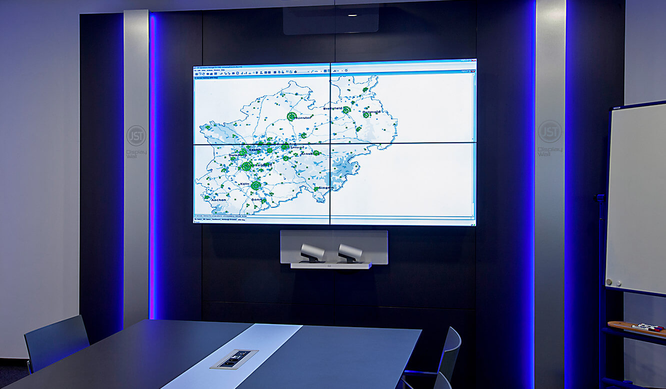 JST-IT.NRW: Video-Wall im Konferenzraum mit vier Großbild-Displays mit ultraschmalen Rahmen