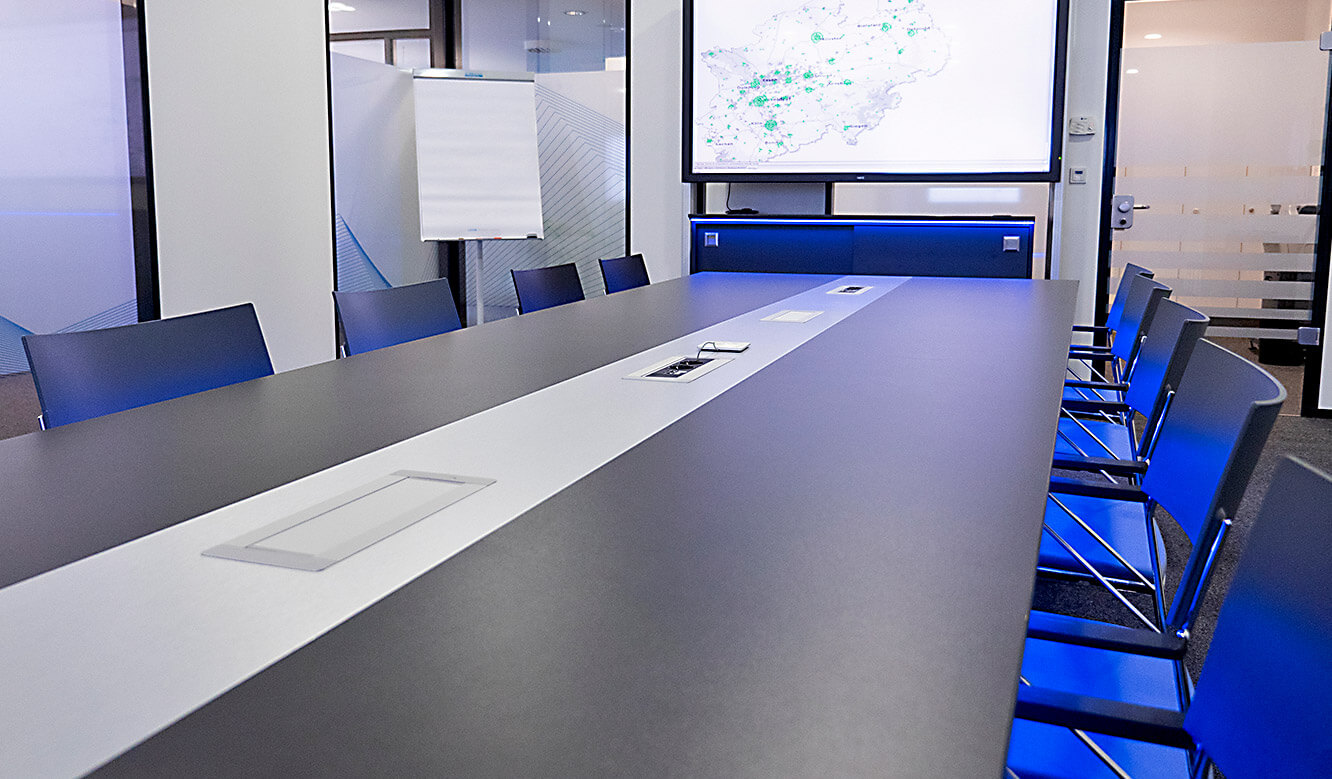 JST-IT.NRW: 80" large screen display for better overview in the meeting room