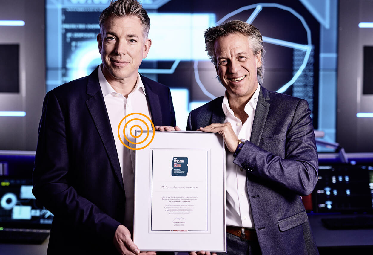 JST als Arbeitgeber - Geschäftsführer Carsten Jungmann und Kay Hansen mit der Auszeichnung