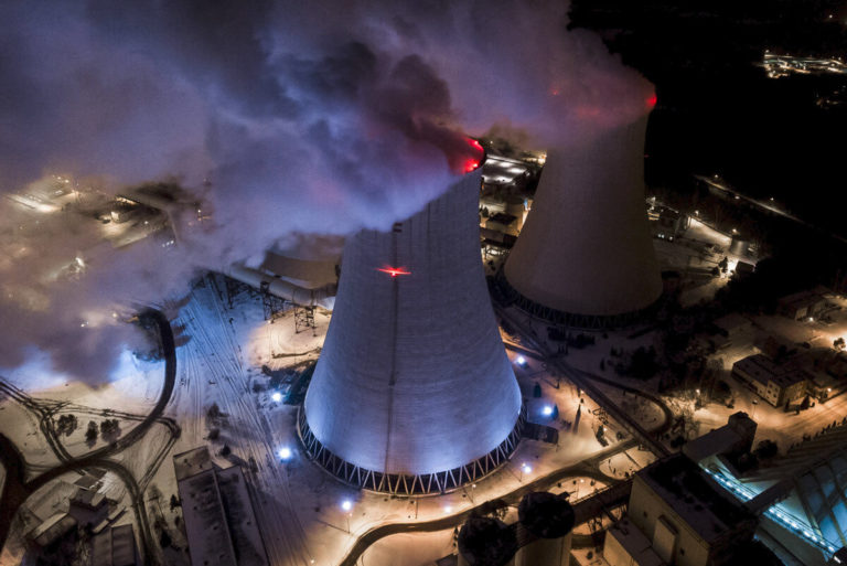 Kraftwerk in der Nacht