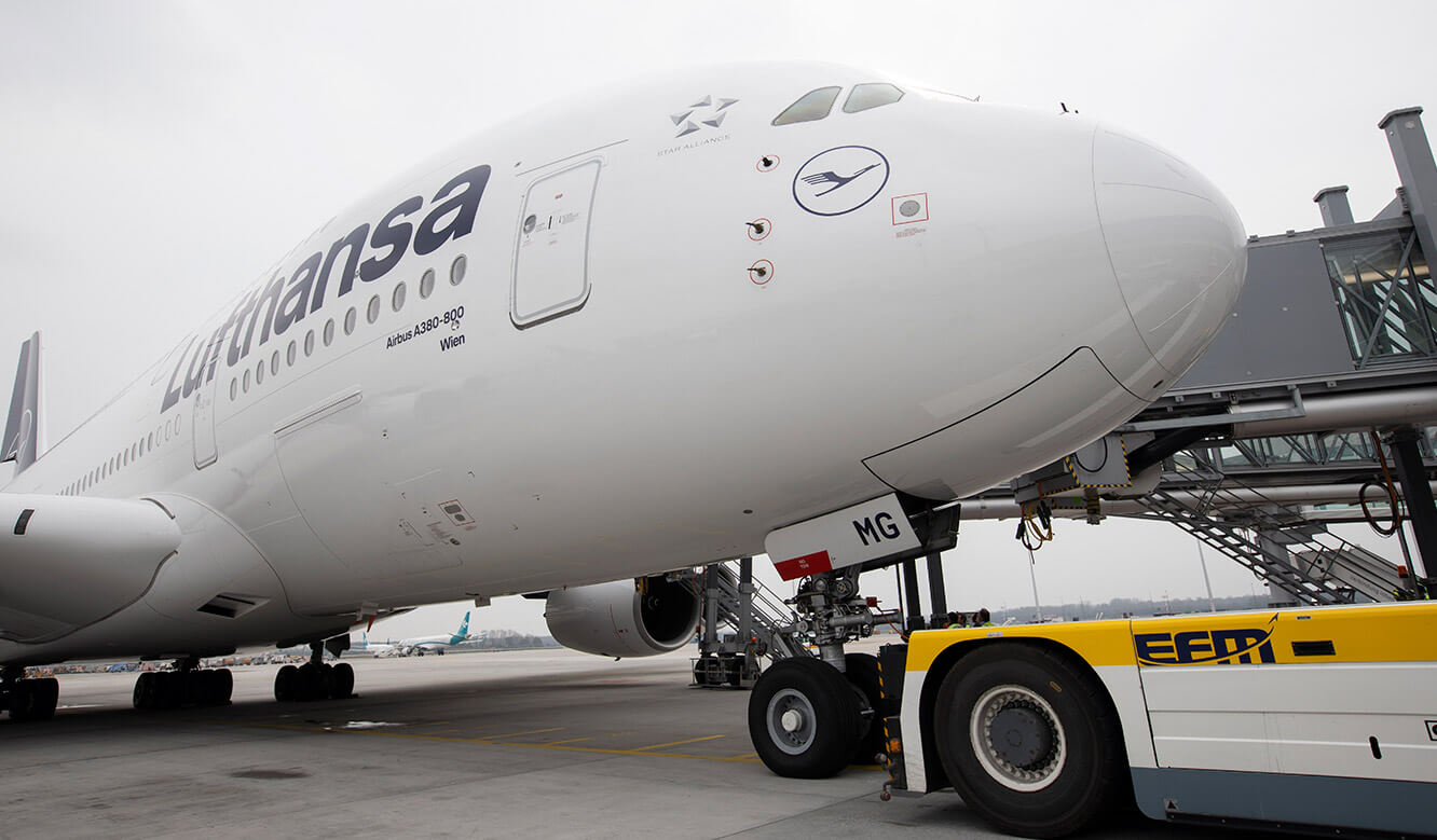 JST Reference Control Room EFM Munich Airport: Towing operation with Lufthansa aircraft