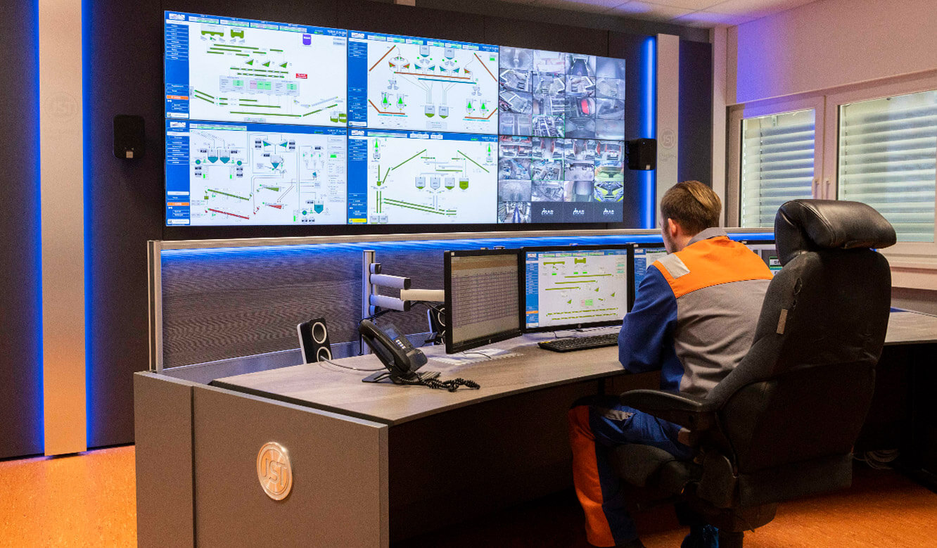 JST VA Erzberg: Large screen displays and operator at the control desk
