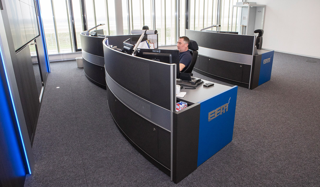 JST Reference Control Room EFM Munich Airport: Control room desks in semicircular design