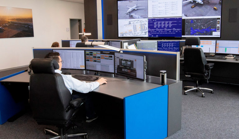JST Reference Control Room EFM Munich Airport: Height-adjustable control desk.
 Sitting position.