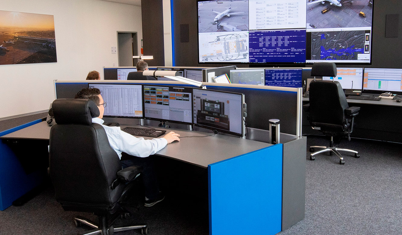 JST Reference Control Room EFM Munich Airport: Height-adjustable control desk.
         Sitting position.