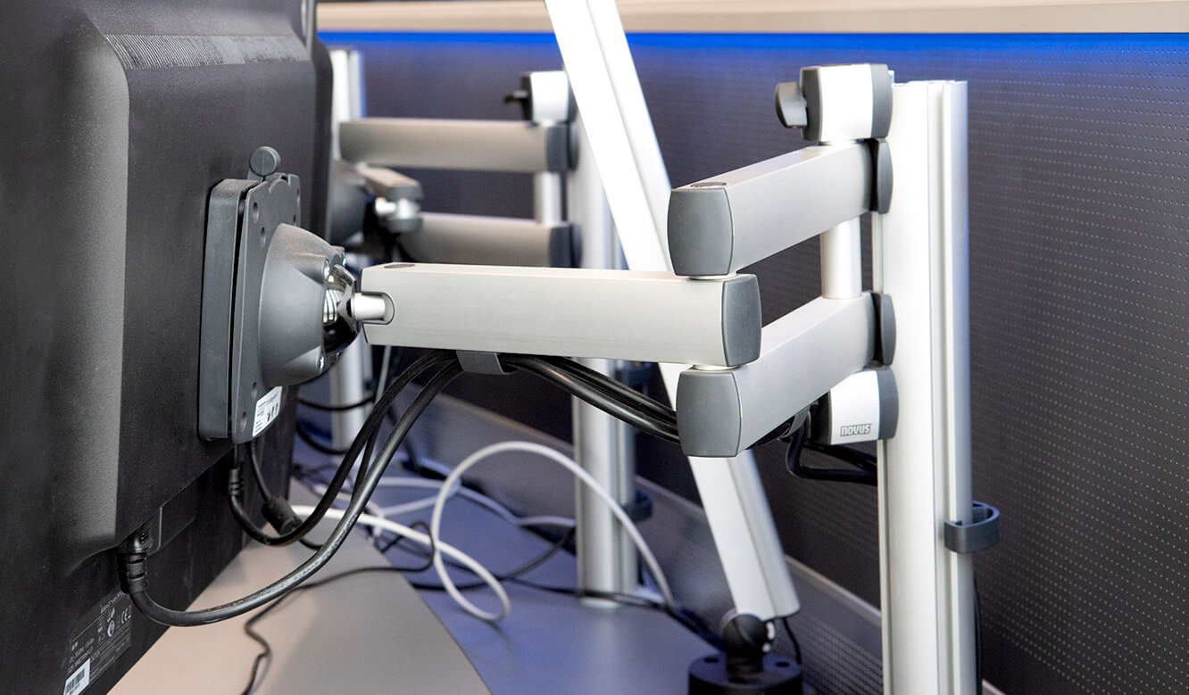 JST Reference Control Room EFM Munich Airport: Height-adjustable 3D monitor articulated arms for workplace displays