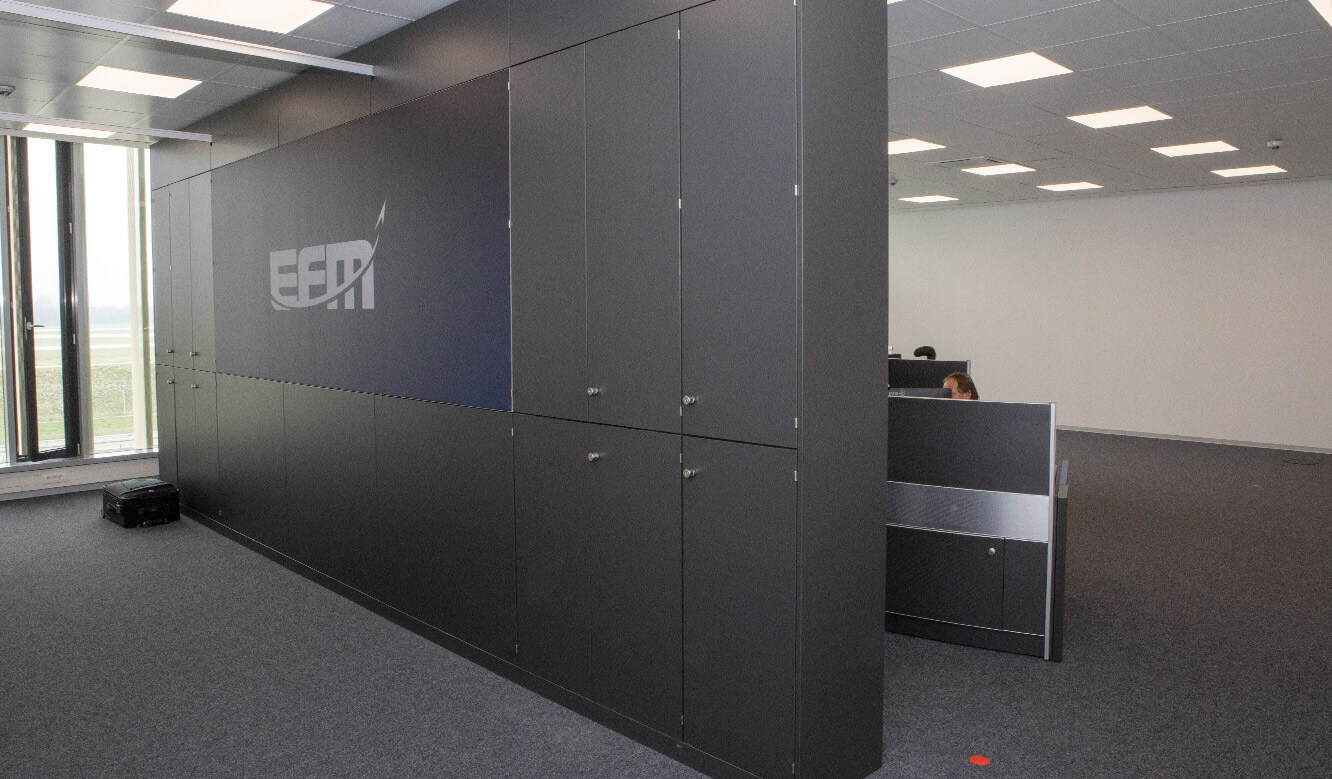 JST Reference Control Room EFM Munich Airport: Rear side of the large screen wall as room divider with storage space