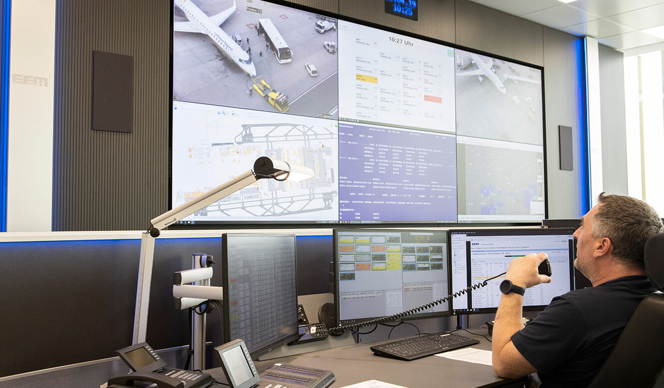 JST Reference Control Room EFM Munich Airport: Operator activity in front of the large screen wall