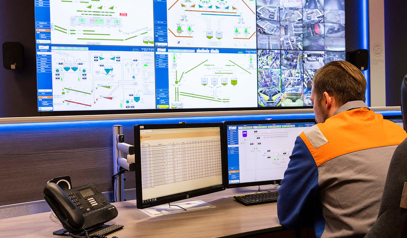 JST VA Erzberg: Modern control room with monitor wall and control desk