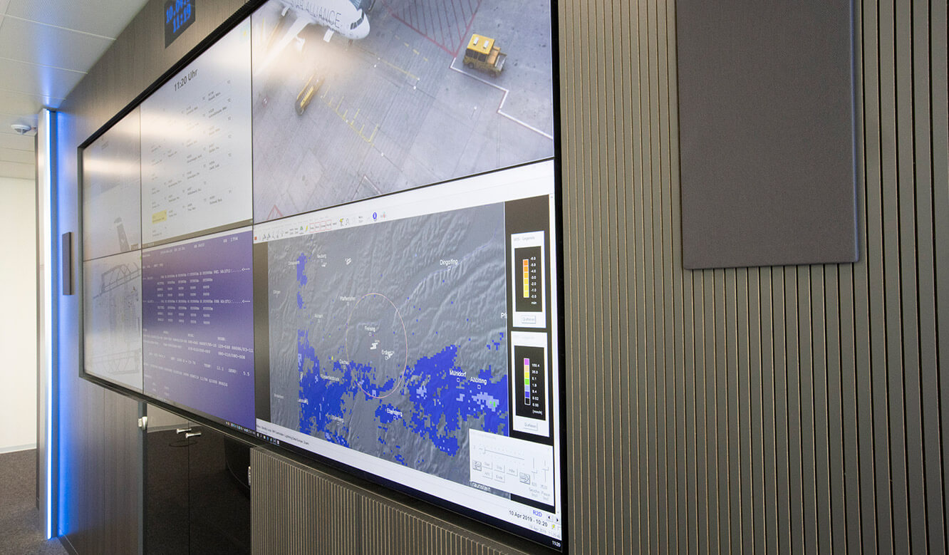 JST Reference Control Room EFM Munich Airport: 24/7 displays integrated in Display-Suit