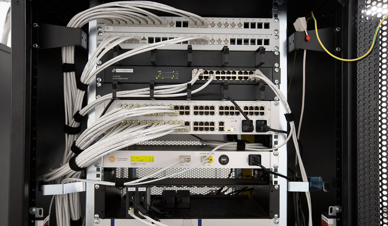 JST Referenz Leitwarte EFM Flughafen München: Kontrollraum-Technik. Cross-Connector, MultiCenter und myGUI-Controller