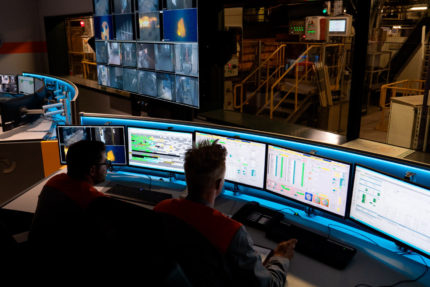 JST Salzgitter Flachstahl: Operator at work in front of the large screen