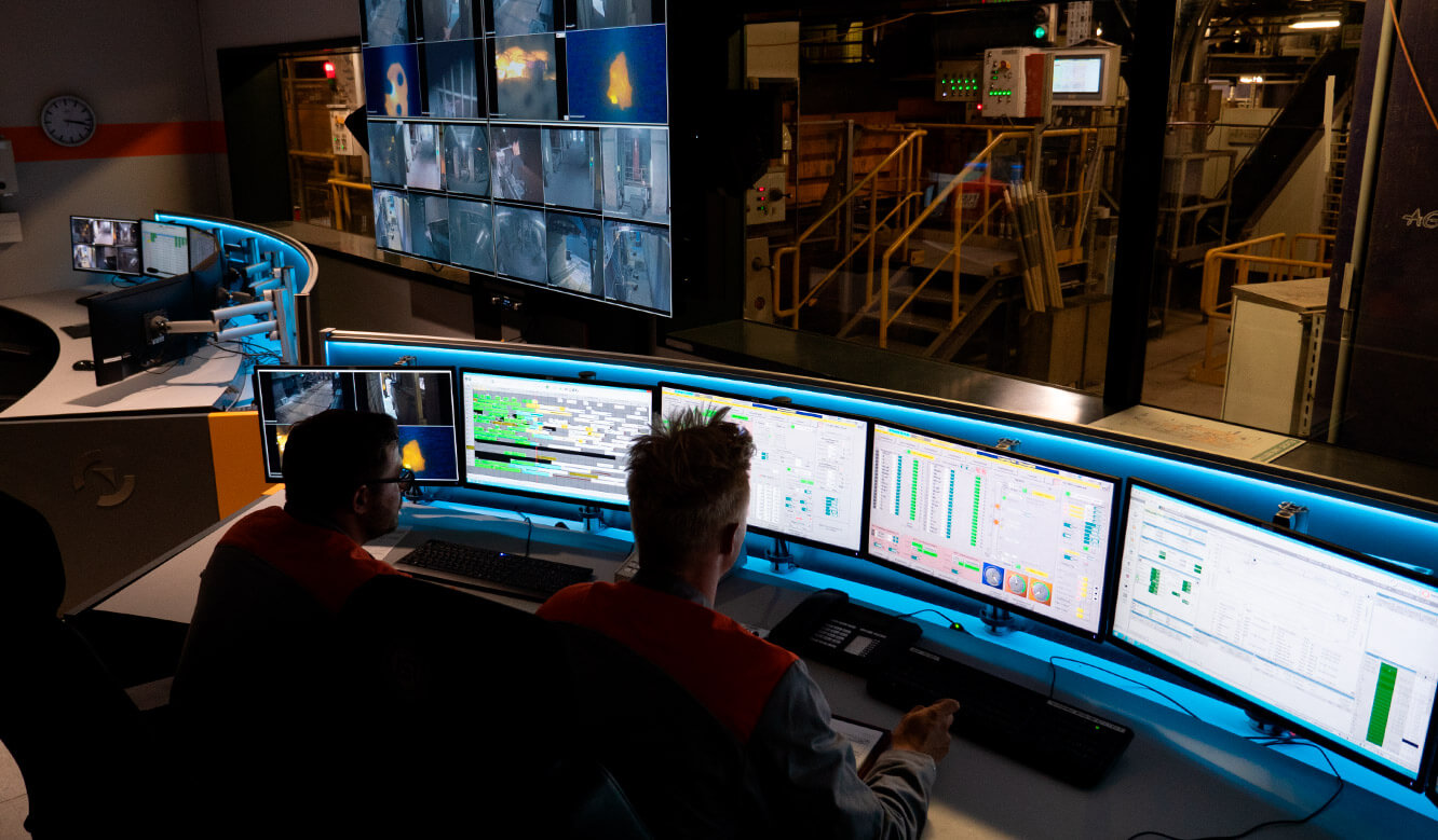 JST Salzgitter Flachstahl: Operator at work in front of the large screen