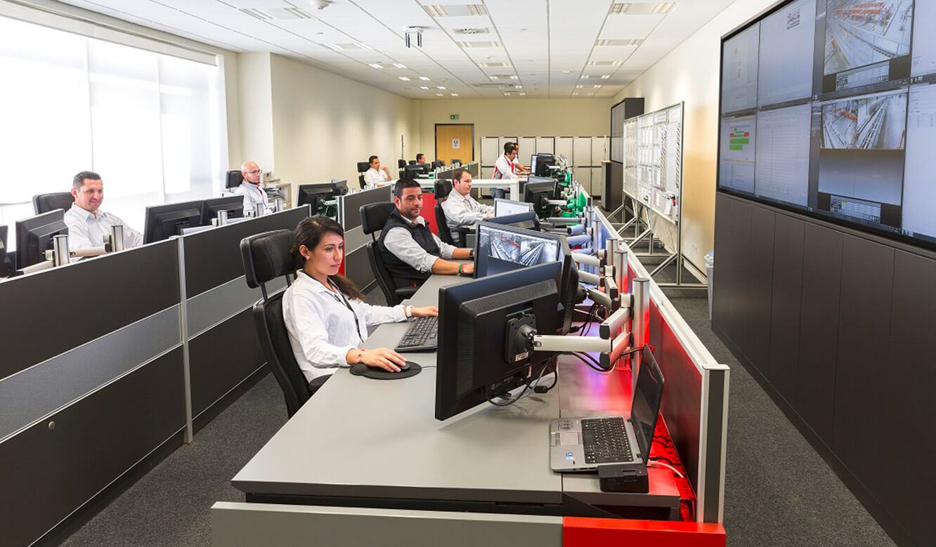 JST Audi Mexico: Control room with large-display technology and height-adjustable control desk