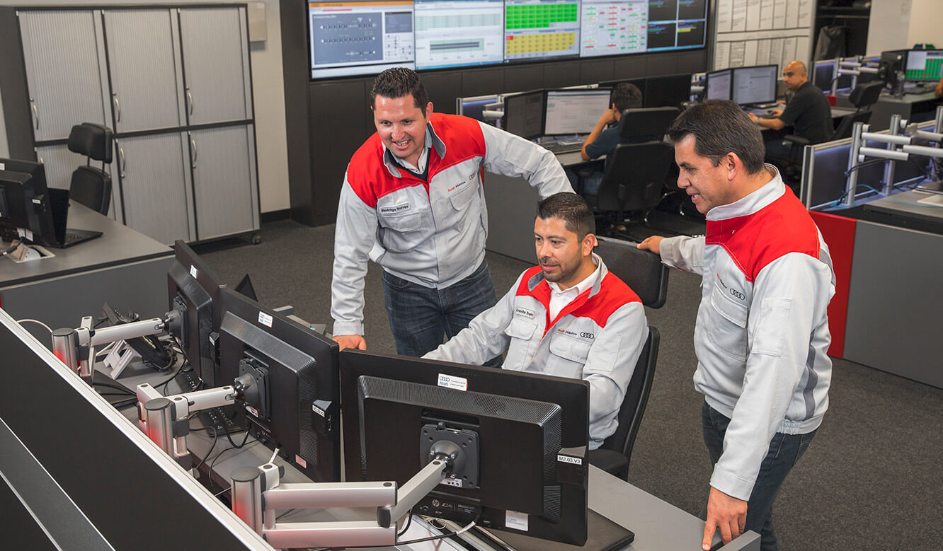 JST Audi Mexico: Operator at the workstations in the new control room