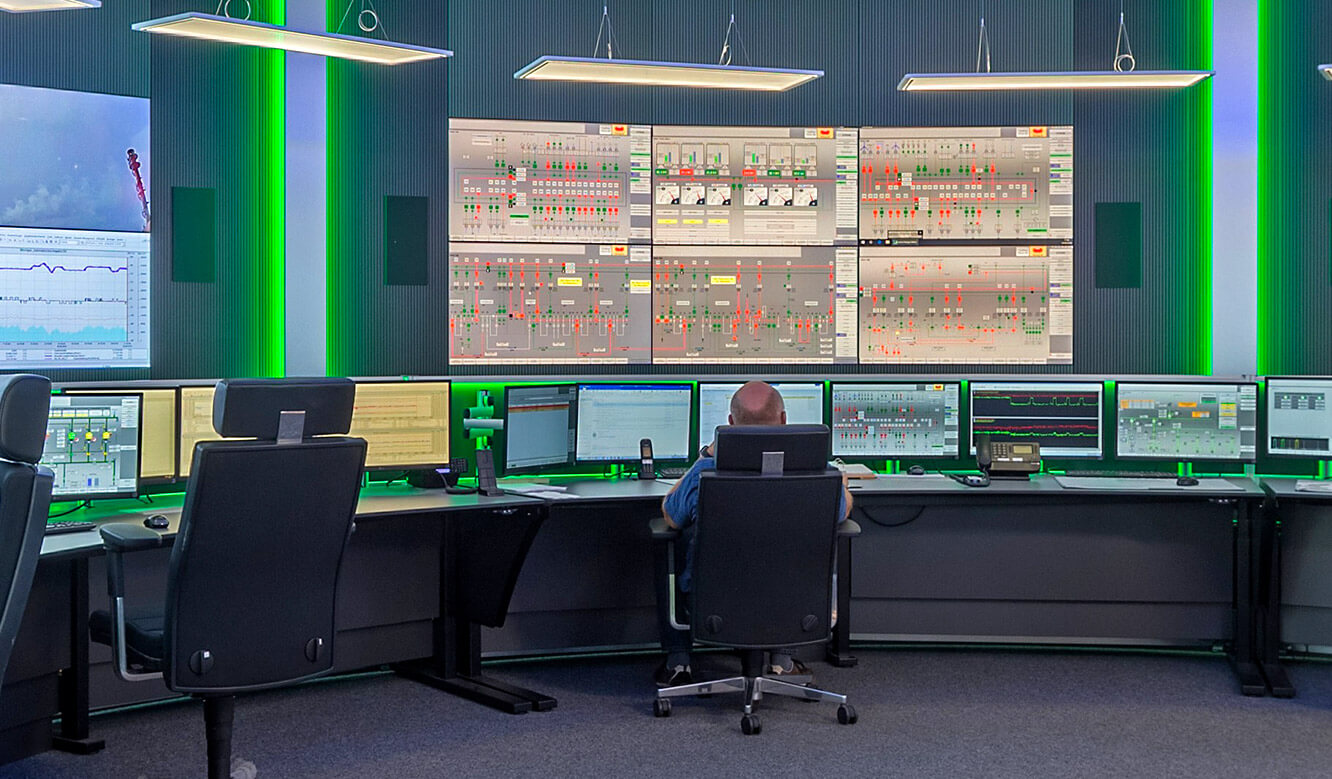 JST INGAVER: Workstation in control room with height-adjustable desk