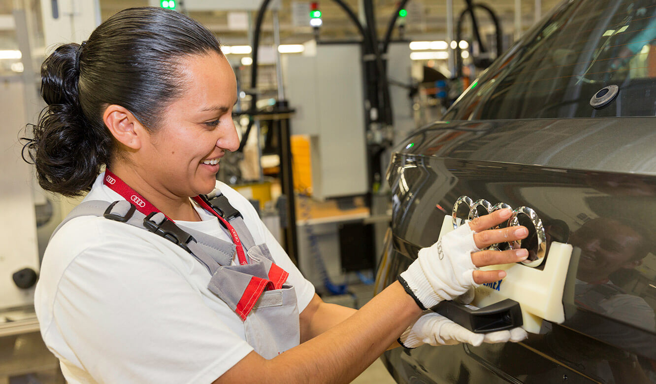 JST Audi Mexico: Fahrzeugfertigung. Letzte Handgriffe nach Kontrolle durch Leitstand