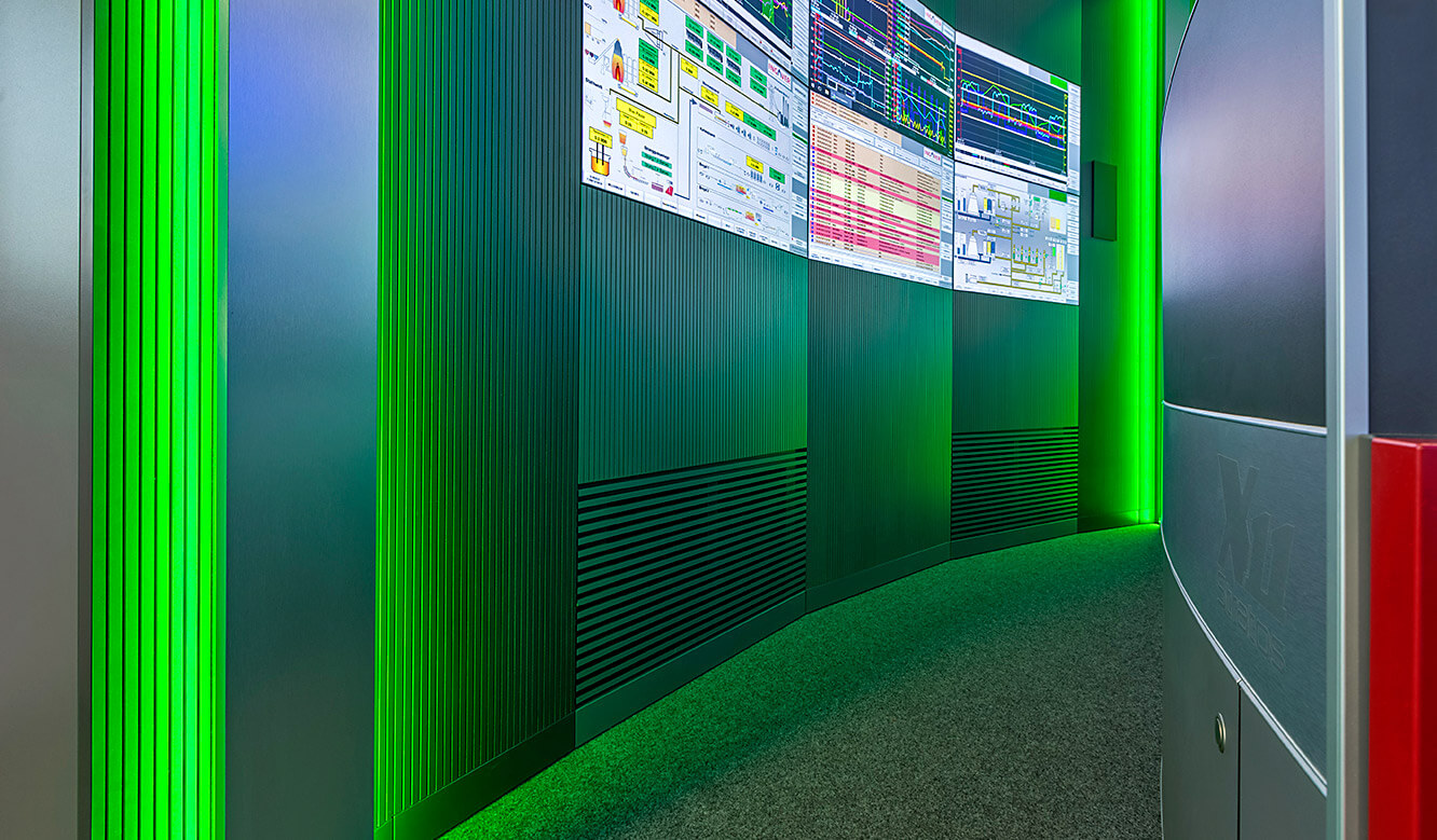 JST INGAVER: Monitor wall with display suite in sound-absorbing design