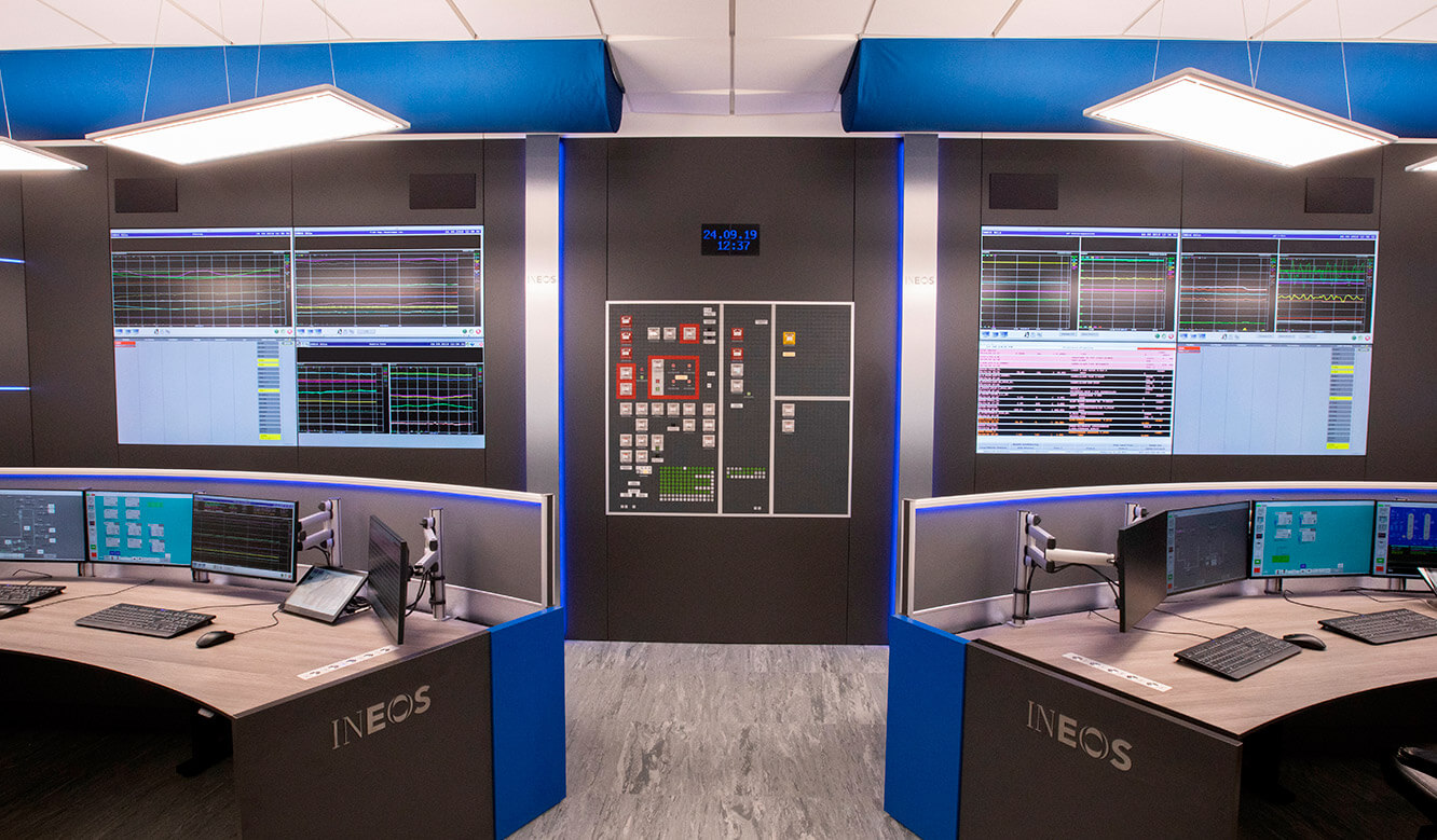 JST INEOS Oxide: modern control station technology and ergonomic furniture.
         Logo integrated in table design