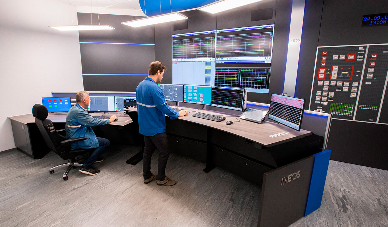 JST INEOS Oxide: moderne Leitstandtechnik und ergonomische Möbel. Operator-Tisch in Stehhöhe