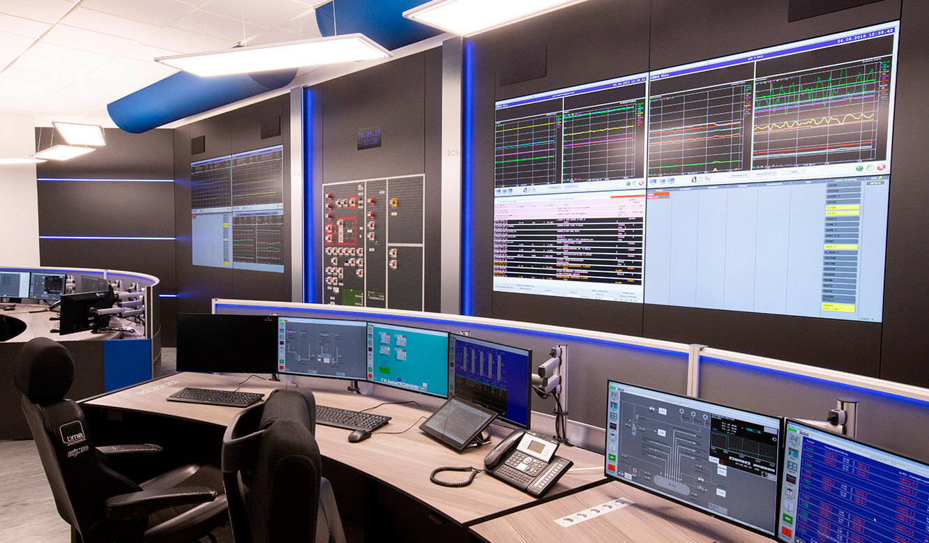 JST INEOS Oxide: modern control station technology and ergonomic furniture.
         Large screen in front of the operator workstation