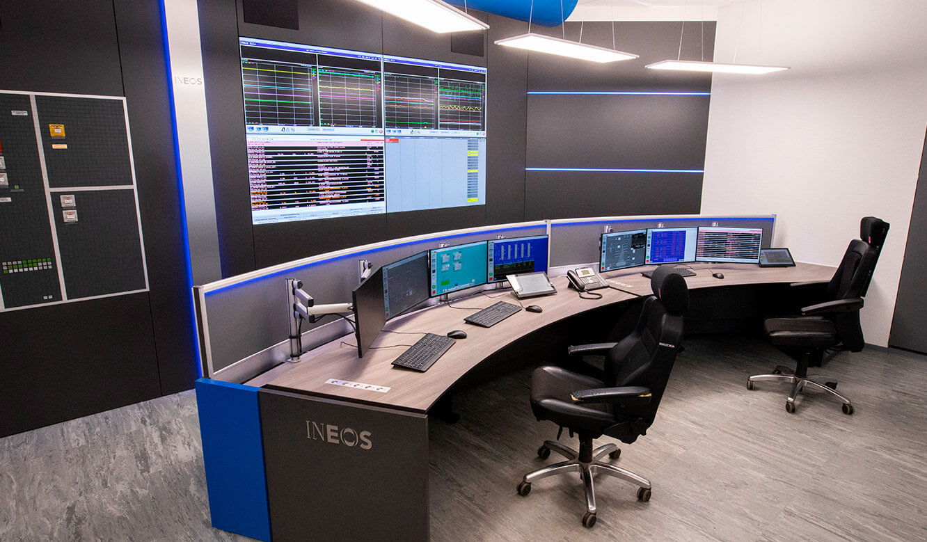 JST INEOS Oxide: modern control station technology and ergonomic furniture.
         Operator workstation with free view of monitor wall