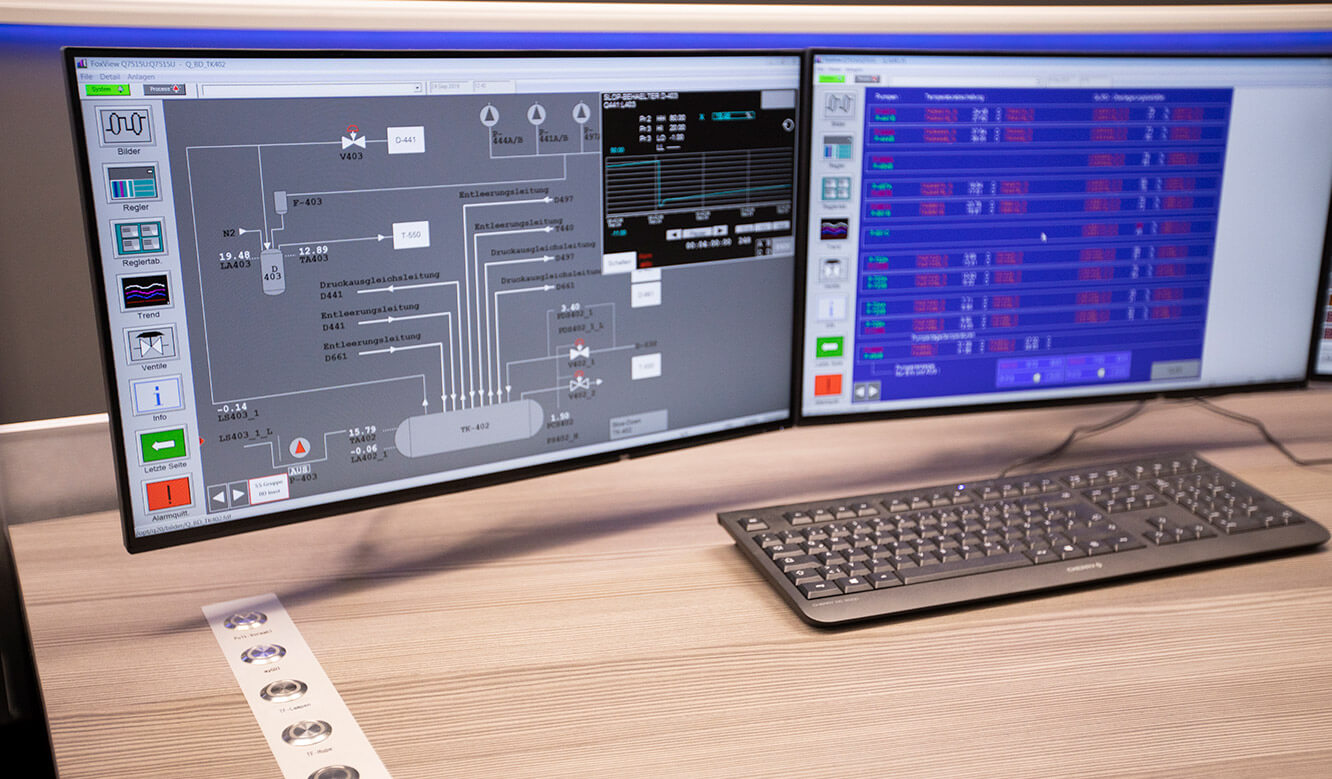 JST INEOS Oxide: modern control station technology and ergonomic furniture.
         Button bar for alarm activation integrated in table top