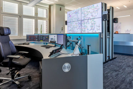 JST Control room energy supplier Städtische Werke Magdeburg: Large screen technology and workstation