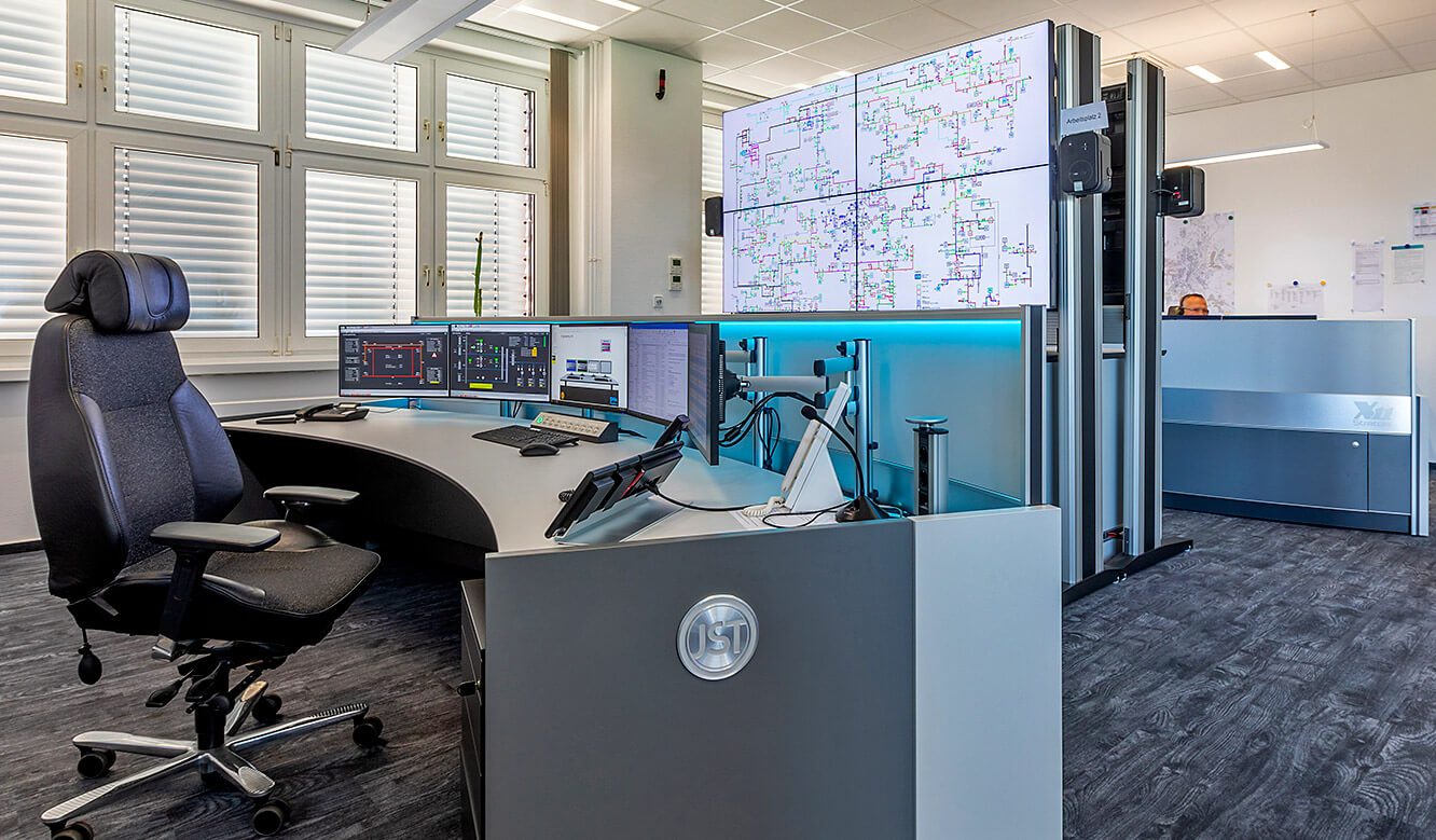 JST Control room energy supplier Städtische Werke Magdeburg: Large screen technology and workstation