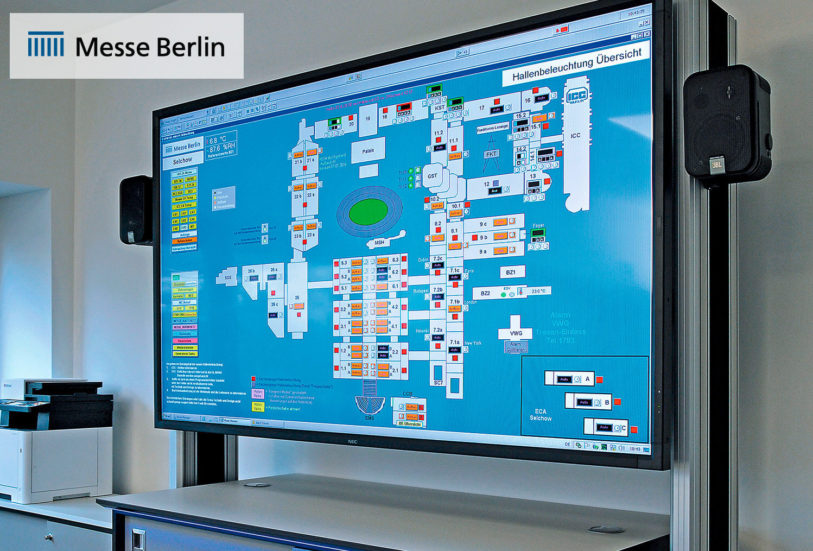JST Messe Berlin: 80-Zoll-großes LC-Display mit passendem Rack und Medienboard im Krisenraum
