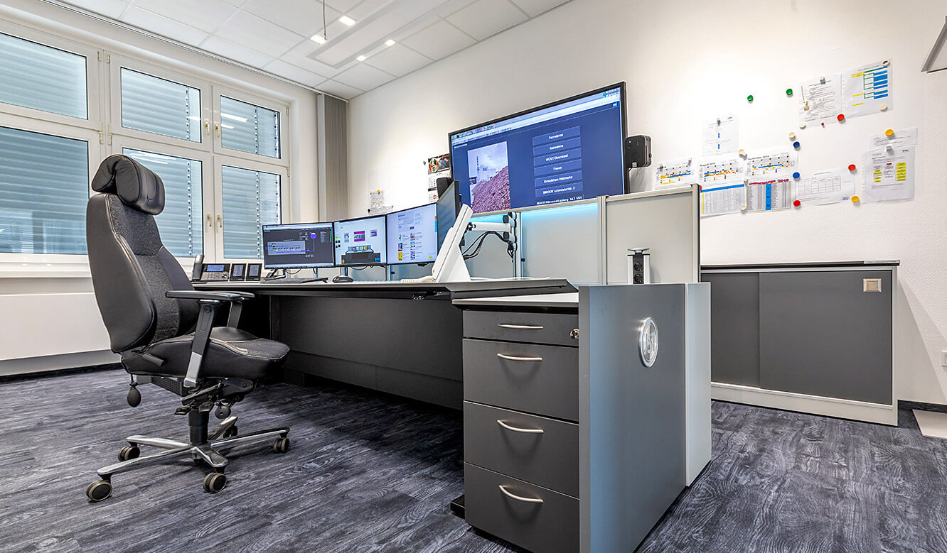 JST Control room energy supplier Städtische Werke Magdeburg: ergonomic control center workstation