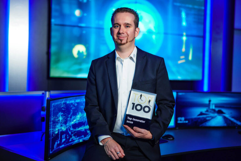 JST-Prokurist Stephan Wiese mit der TOP100-Trophäe
